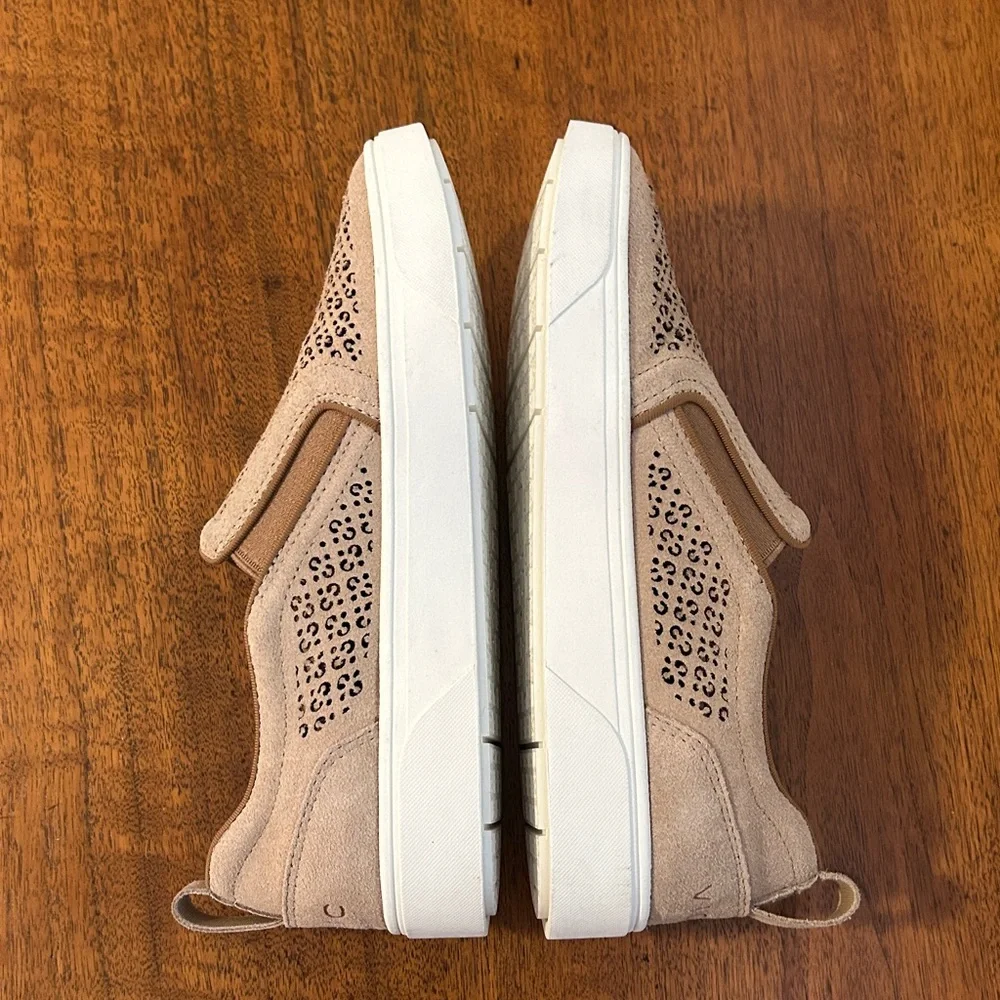 Vionic Beige Perforated Slip-On Shoes. Size 7.5 - Picture 7 of 9